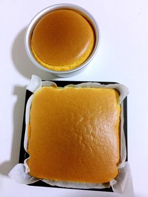 今天的戚风蛋糕完美出炉了！一点儿也没有开裂哦！从不高处摔下震一下蛋糕里面的热气！