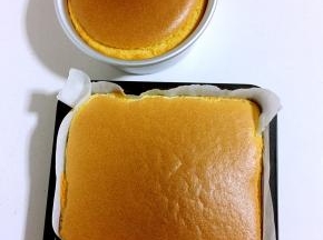 今天的戚风蛋糕完美出炉了！一点儿也没有开裂哦！从不高处摔下震一下蛋糕里面的热气！