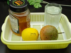 准备食材：百香果、柠檬、蜂蜜、冰水；