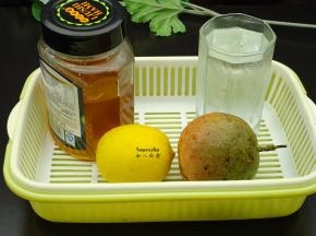 准备食材：百香果、柠檬、蜂蜜、冰水；