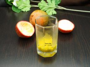 百香果中间切口，用勺子挖出果瓤；