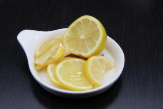 柠檬用盐洗净外皮，切片；