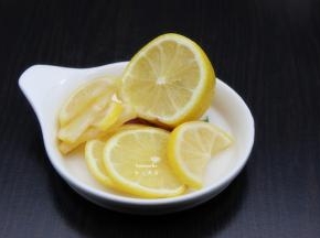 柠檬用盐洗净外皮，切片；