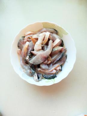 ，腌15分钟。鱼片腌制搅拌均匀冷藏备用(鱼头和鱼排也可按同样方法腌制.