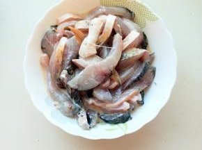，腌15分钟。鱼片腌制搅拌均匀冷藏备用(鱼头和鱼排也可按同样方法腌制.