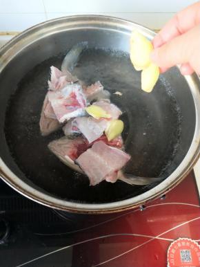 在起一个小锅,水烧开放入鱼头和鱼骨放点姜片小火煮汤/