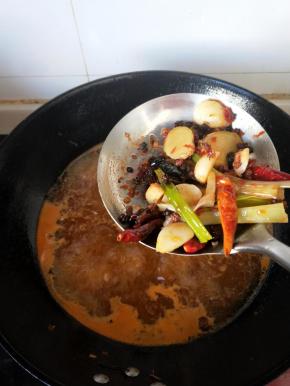 。




汤煮开5分钟后将锅内的调料捞出{也可以不捞