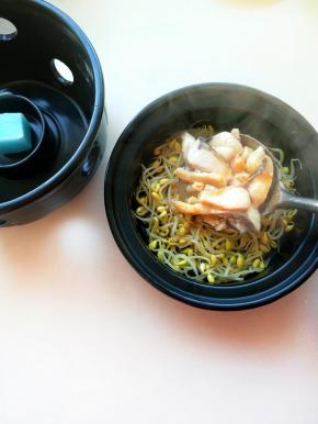 捞出鱼片，摆满在豆芽上加少许的汤汁