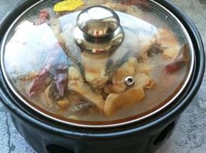 点燃酒精锅煮至沸腾