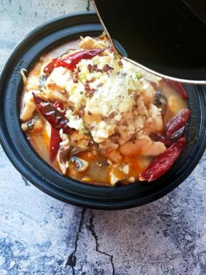 在起小锅烧热油油温升起后，直接倒在鱼面上，只听到“吱吱”的声响
,香味迎面而来，弥漫着整个厨房，飘进了餐桌，可以上桌了