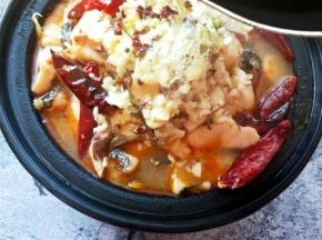 在起小锅烧热油油温升起后，直接倒在鱼面上，只听到“吱吱”的声响
,香味迎面而来，弥漫着整个厨房，飘进了餐桌，可以上桌了