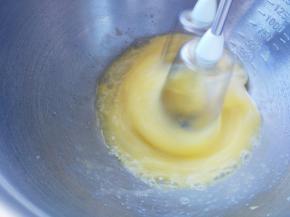 鸡蛋加细砂糖，入干净的打蛋盆中，用打蛋器打发。