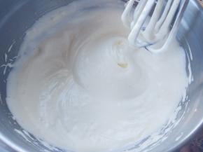 打发到体积膨胀，滴落的痕迹不会很快消失的程度。