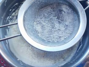 筛入低筋粉和可可粉的混合物。