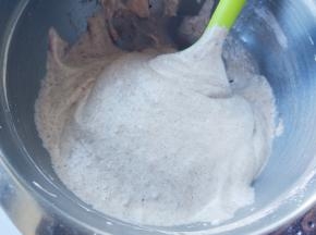 倒入色拉油，从底部轻柔翻拌均匀。