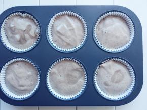 倒入杯蛋糕纸托中，八分满即可。如果使用的是软托，需要搭配金属模具使用。