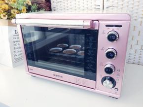 放入柏翠萌煮烤箱中层或中下层，上下火170度，烤15分钟左右。中途可一键打开照明灯，观察炉内烘烤情况。