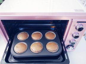 完成后取出，可以看到杯蛋糕表面膨胀和上色都很均匀，说明炉内加热温度均匀。