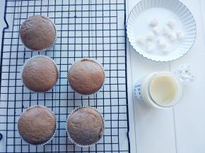 将杯蛋糕放在晾网上晾凉。同时将棉花糖用剪刀剪成半圆形备用。