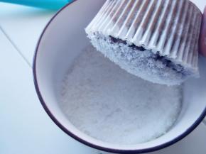 用毛刷将少许沙拉酱刷在杯蛋糕表面，在盛满椰蓉的碗里蘸一下。同样的粘肉松也这样操作。