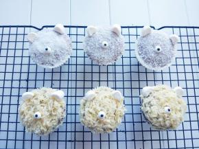 将棉花糖和巧克力底部蘸少许沙拉酱，黏在杯蛋糕上。