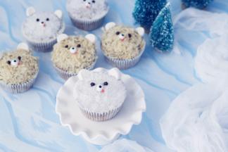 用微波炉10-30秒融化的巧克力画出眼睛，白色巧克力调成粉色，画出小舌头即可。