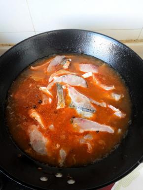 依次放入腌制好的鱼片