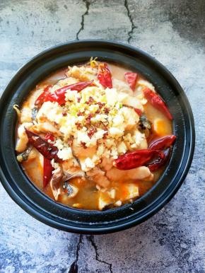 在鱼片上面放些姜末，蒜末，干花椒，干辣皮