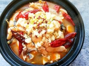 在鱼片上面放些姜末，蒜末，干花椒，干辣皮