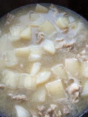 炖至汤汁发白，萝卜心也变成透明的，就可以了。我大约中小火炖了四十分钟。