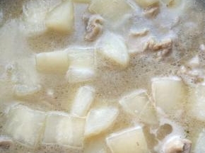 炖至汤汁发白，萝卜心也变成透明的，就可以了。我大约中小火炖了四十分钟。