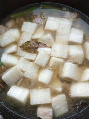 加萝卜块，中火继续盖锅盖炖。羊排肉很容易熟烂，烤羊肉串就用这种，容易熟且香。