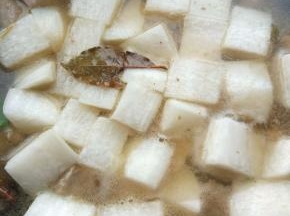 加萝卜块，中火继续盖锅盖炖。羊排肉很容易熟烂，烤羊肉串就用这种，容易熟且香。