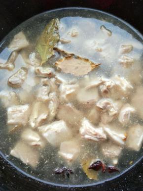 加大量温水，同时将辅料中的调料加入，调匀，大火烧开后撇去浮沫。盐是一开始就加了，因为羊排很容易熟透，不会因为加盐加早了就变硬难熟的。