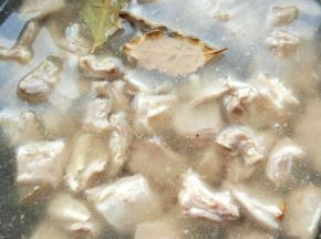 加大量温水，同时将辅料中的调料加入，调匀，大火烧开后撇去浮沫。盐是一开始就加了，因为羊排很容易熟透，不会因为加盐加早了就变硬难熟的。