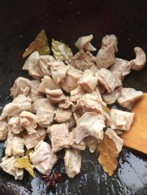 入羊排翻炒，加肉紧一下，将水分炒干一些，为炖汤入味倒出位置。