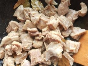 入羊排翻炒，加肉紧一下，将水分炒干一些，为炖汤入味倒出位置。