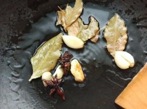 热锅热油，爆香大蒜和八角香叶。姜片性热，羊肉也大热，所以焯水的时候用一下，去除一下腥气就可以了，炖汤的时候不要再放了。