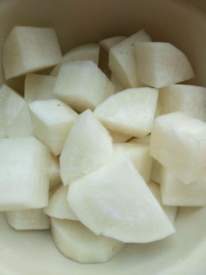 给羊排焯水的同时，萝卜洗净，刮皮切大块。