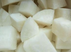 给羊排焯水的同时，萝卜洗净，刮皮切大块。