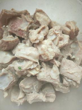 冷水中加葱姜和羊排，煮沸，漂去浮沫，捞出沥净水份。