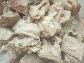 冷水中加葱姜和羊排，煮沸，漂去浮沫，捞出沥净水份。