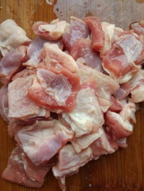 切成大块，能去掉的筋膜尽量扒去。