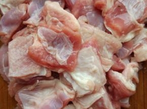 切成大块，能去掉的筋膜尽量扒去。