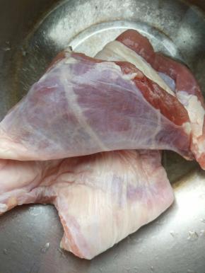 剔骨的羊排化冻，洗净。