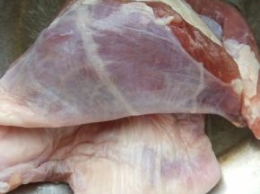 剔骨的羊排化冻，洗净。