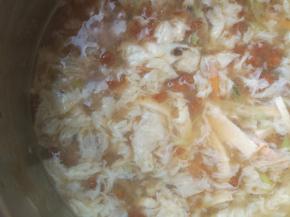 打入全蛋液，稍微搅动几下，形成蛋花。出锅前10秒加入胡椒粉拌匀就行了