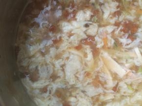 打入全蛋液，稍微搅动几下，形成蛋花。出锅前10秒加入胡椒粉拌匀就行了