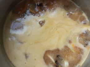 加入辅料中除了胡椒粉、水淀粉和全蛋液外的所有材料，大火煮沸后改小火，用水淀粉勾芡