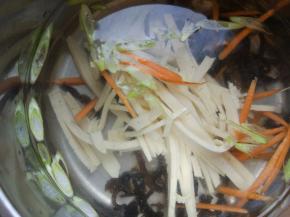 主料中的材料都入高汤中，小火煮沸。没有高汤的话可以用家乐浓汤宝代替